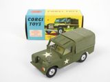 un camion de jouet militaire avec des étoiles et une boîte de jouets en arrière-plan