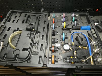une mallette noire contenant des outils, posée sur une table