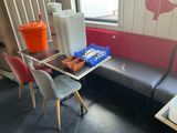 une table sur laquelle sont posés plusieurs objets