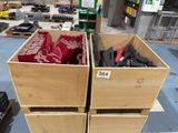 deux caisses en bois remplies d'articles divers dans un magasin