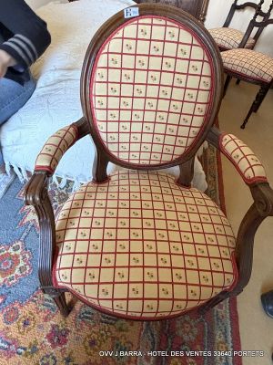 Fauteuil style Louis XVI dossier médaillon