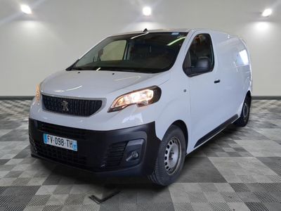 la photo d'une camionnette blanche garée dans un garage