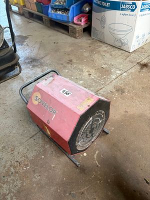 une machine rose posée par terre dans un garage