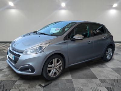 la voiture grise est garée dans le garage sur le sol en damier