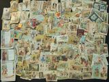 une pile de vieilles cartes postales posée sur une table