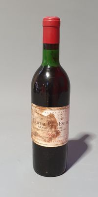 une bouteille de vin posée sur une table