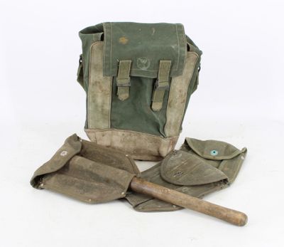 un vieux sac à outils et une paire de pelles