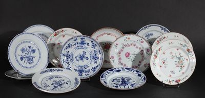 un grand nombre d'assiettes posées sur une table