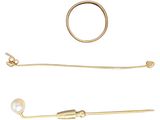 deux paires de boucles d'oreilles en or et une bague sur fond blanc