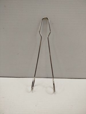 une paire de pinces posée sur une surface blanche