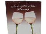 deux verres de vin dans la boîte posée sur la table