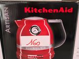 une bouilloire KitchenAid rouge exposée dans un magasin