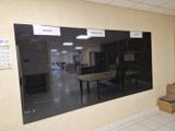 un grand miroir accroché au mur d'une pièce