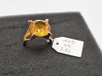 Gros plan sur une bague avec une étiquette de prix.