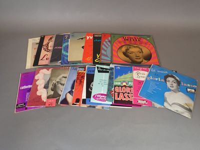 beaucoup de livres de musique posés sur la table