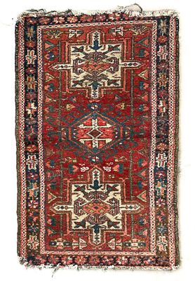 un tapis rouge et bleu sur fond blanc