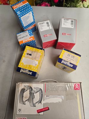 plusieurs boîtes contenant différents types de montres, posées sur une table