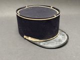 un chapeau noir orné d'un bandeau doré sur le dessus