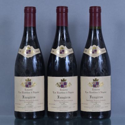 trois bouteilles de vin sont alignées sur une table