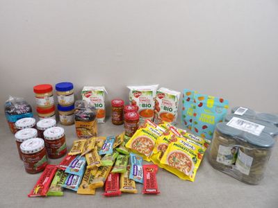 de nombreux plats et condiments différents sur la table
