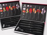 une paire de couteaux dans un coffret noir orné de garnitures rouges