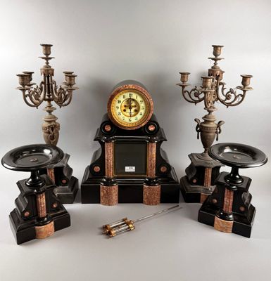 Garniture de cheminée en marbre comprenant une pendule, deux…