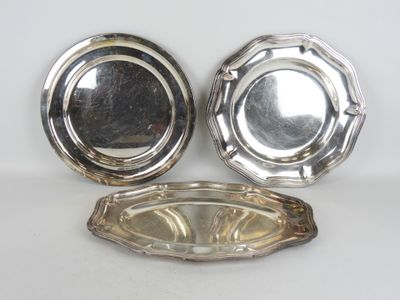un plateau en argent avec un miroir et un plateau en argent posés sur une surface blanche