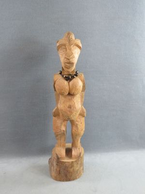 statue en bois d'une femme tenant un bébé dans ses bras