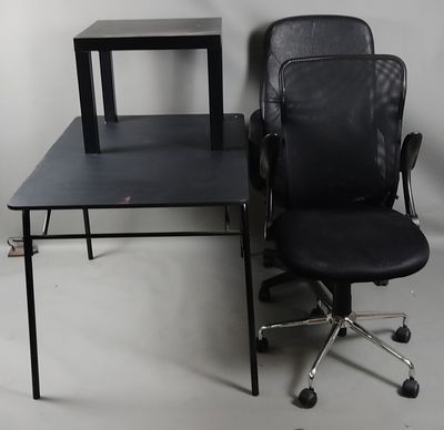 un bureau avec une chaise et un ordinateur dessus