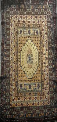 un gros plan d'un tapis accroché au mur