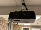 un projecteur fixé au plafond dans une pièce