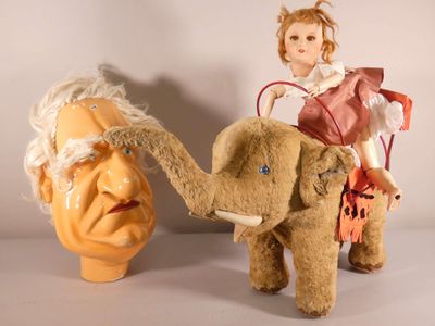 deux peluches placées à côté d'une statue représentant un homme