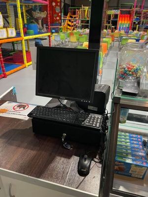 une photo d'un bureau d'ordinateur avec un clavier et une souris