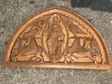 des sculptures représentant un poisson et d'autres animaux sont gravées sur une plaque en bois