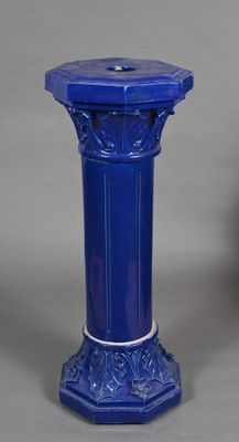 une paire de vases bleus sur fond gris, avec un fond gris