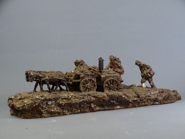 Groupe en plâtre laqué noir figurant un convoi de poilu. L 90 cm....