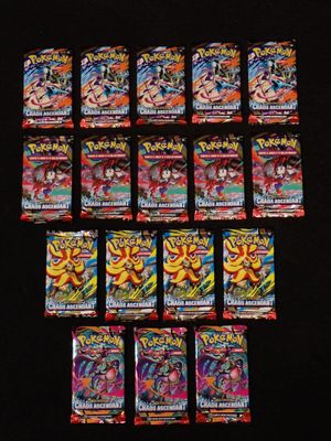 beaucoup de cartes Pokémon posées sur une table noire