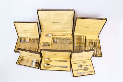 beaucoup d'argenterie dans un coffret sur la table