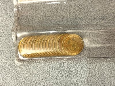 un récipient en verre contenant une pièce d'or