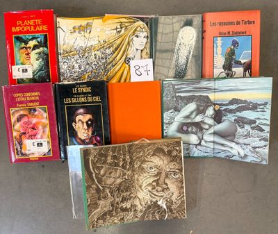 Plusieurs livres sont disposés en rangée sur une table.