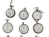 de nombreux modèles différents de montres de poche sont exposés
