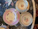 quatre tasses et soucoupes posées sur une table