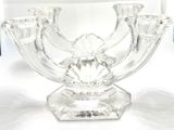 un bougeoir en verre transparent posé sur une table blanche