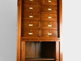 une photo d'une armoire en bois comportant de nombreux tiroirs