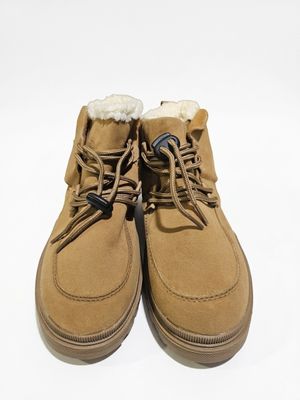 Les bottes marron sont alignées et prêtes à être portées