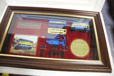 une photo d'une photo représentant un train miniature dans une vitrine