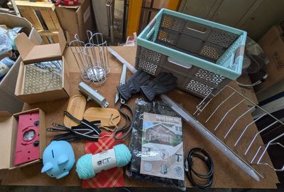une table sur laquelle se trouvent de nombreux objets