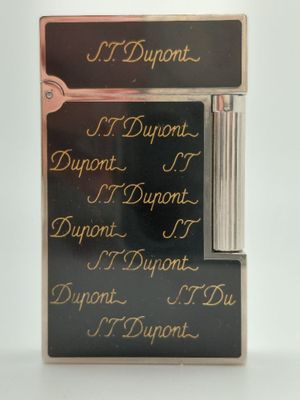 un briquet noir et doré, orné d'une inscription dorée