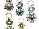 un ensemble de quatre objets métalliques de couleurs différentes posés sur une surface blanche
