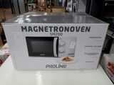 emballage destiné à un four à micro-ondes posé sur une table dans un magasin